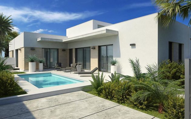 Foto 1 de Casa en venda a calle Manuel de Falla de 3 habitacions amb terrassa i piscina