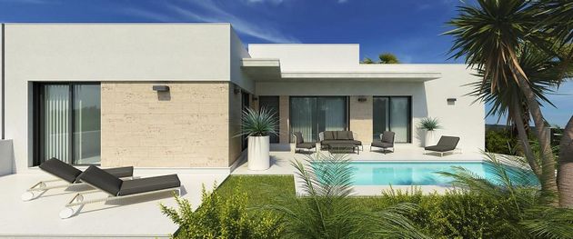 Foto 2 de Casa en venda a calle Manuel de Falla de 3 habitacions amb terrassa i piscina