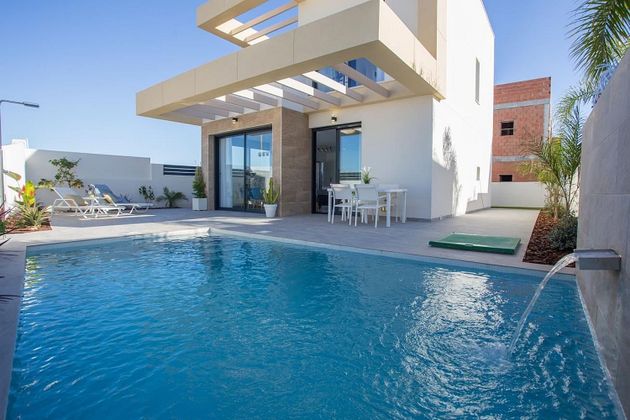 Foto 2 de Casa en venda a calle Amapola de 3 habitacions amb terrassa i piscina