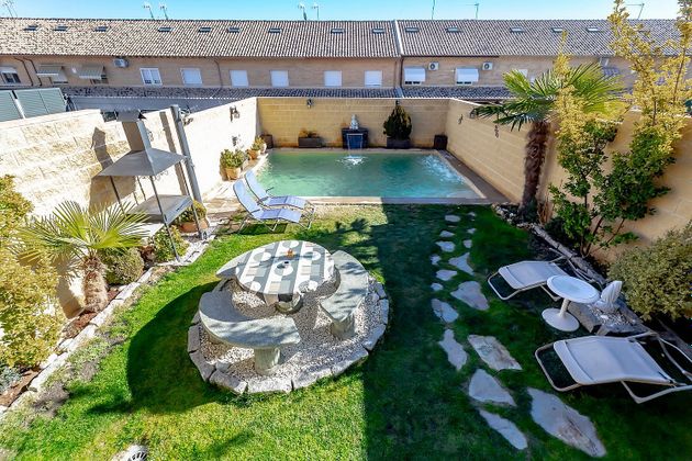 Foto 2 de Casa adossada en venda a Yeles de 4 habitacions amb piscina i garatge