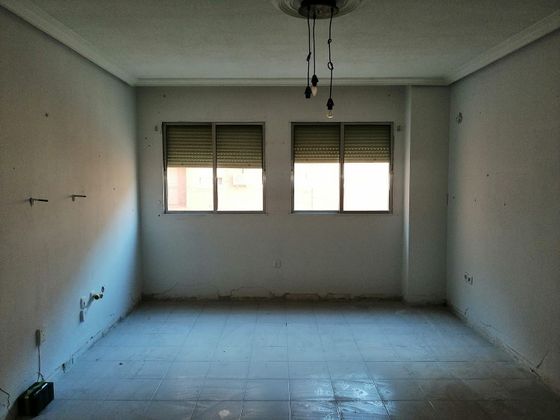 Foto 2 de Piso en venta en avenida Constitucion de 3 habitaciones con balcón y aire acondicionado