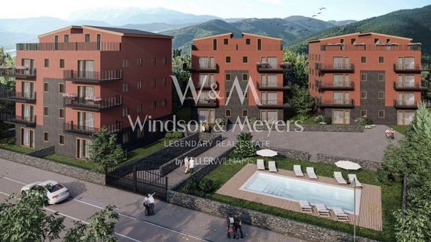 Foto 2 de Pis en venda a calle De Sant Ermengol de 3 habitacions amb terrassa i piscina