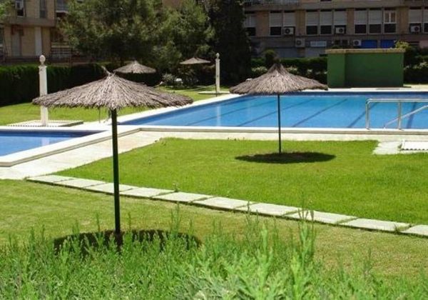 Foto 2 de Piso en venta en Alipark de 3 habitaciones con piscina y jardín