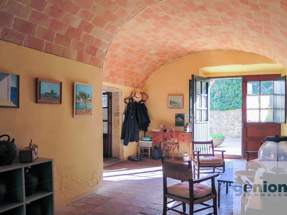 Foto 2 de Casa adosada en venta en Celrà de 9 habitaciones con jardín y aire acondicionado