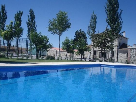 Foto 1 de Chalet en venta en Villacastín de 7 habitaciones con piscina y jardín