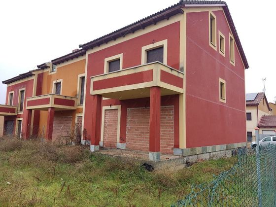 Foto 1 de Casa en venda a Hontanares de Eresma de 4 habitacions amb garatge i jardí