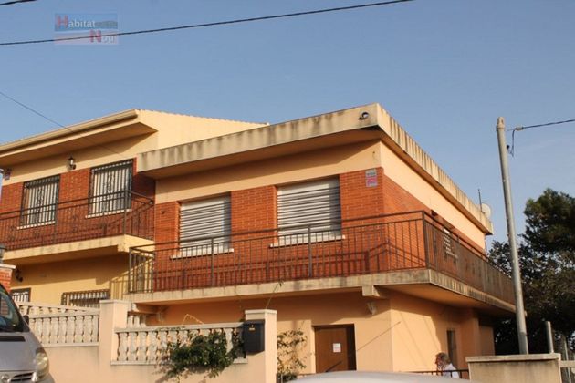 Foto 1 de Casa adossada en venda a avenida Priorat de 5 habitacions amb terrassa i piscina