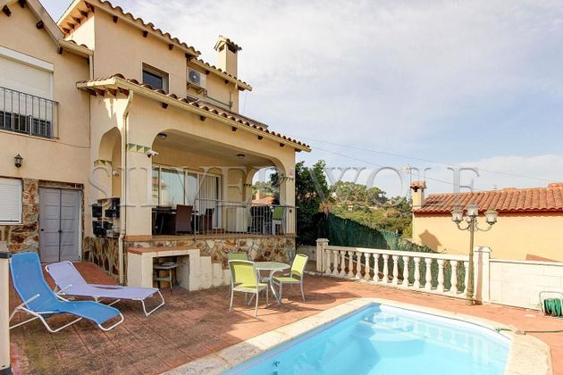 Foto 1 de Venta de casa adosada en Sant Fost de Campsentelles de 5 habitaciones con terraza y piscina