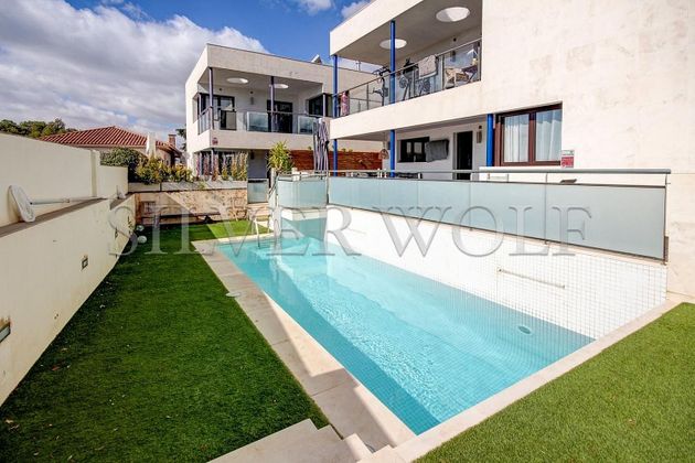Foto 2 de Venta de casa en Alella de 4 habitaciones con terraza y piscina