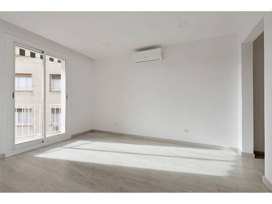Foto 2 de Piso en venta en El Baix Guinardó de 3 habitaciones con terraza y balcón