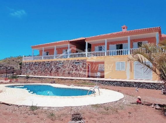 Foto 2 de Chalet en venta en La Quinta - Taucho de 8 habitaciones con terraza y piscina