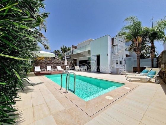 Foto 2 de Venta de casa en Costa Adeje de 6 habitaciones con terraza y piscina