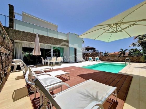 Foto 1 de Venta de casa en Costa Adeje de 6 habitaciones con terraza y piscina