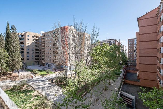 Foto 2 de Pis en venda a calle De Nicanor Villalta de 3 habitacions amb terrassa i garatge