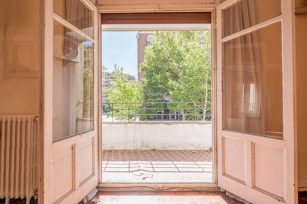 Foto 2 de Pis en venda a vía Gran Santiago Ramón y Cajal de 5 habitacions amb terrassa i balcó