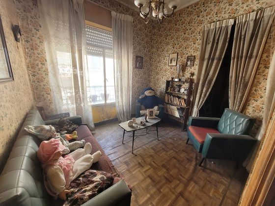 Foto 2 de Casa adossada en venda a A Carballeira de 8 habitacions amb jardí i balcó