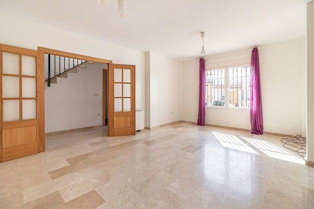 Foto 2 de Casa adossada en venda a Gójar de 4 habitacions amb terrassa i balcó