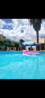 Foto 1 de Venta de chalet en calle Dem Bossa de 4 habitaciones con piscina y jardín