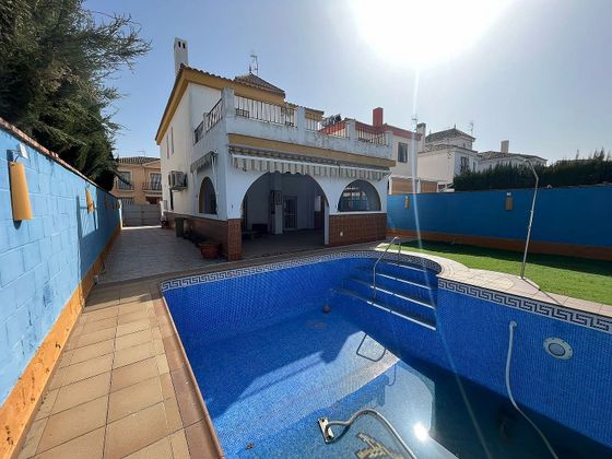 Foto 1 de Chalet en venta en calle Orden de Santiago de 5 habitaciones con terraza y piscina