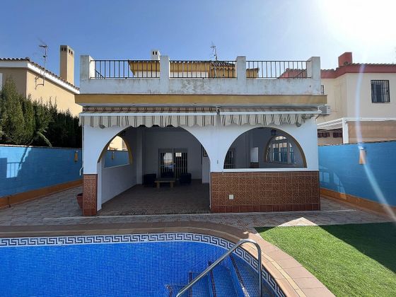 Foto 2 de Xalet en venda a calle Orden de Santiago de 5 habitacions amb terrassa i piscina