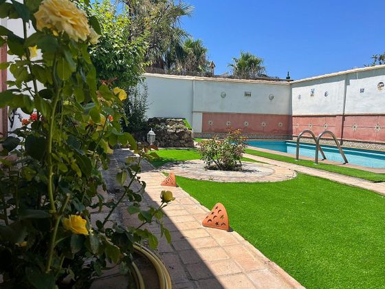 Foto 2 de Casa adossada en venda a calle Manuel Duarte de 4 habitacions amb terrassa i piscina