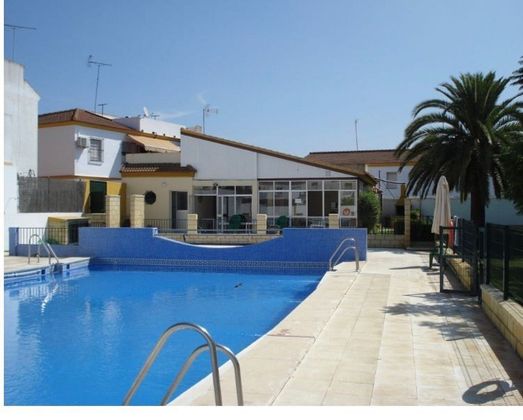 Foto 1 de Casa adosada en venta en calle Don Enrique de Guzmán de 4 habitaciones con terraza y piscina