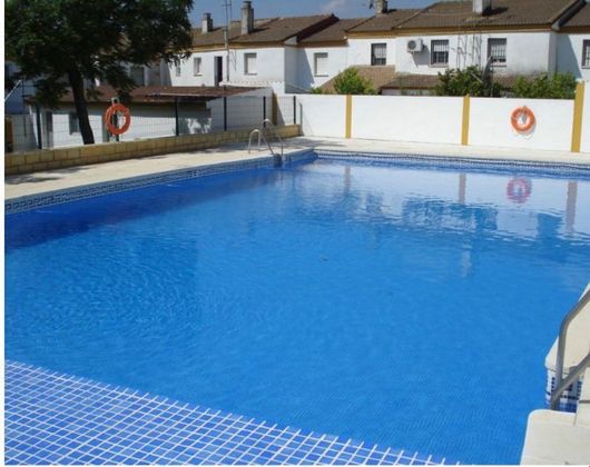 Foto 2 de Casa adossada en venda a calle Don Enrique de Guzmán de 4 habitacions amb terrassa i piscina