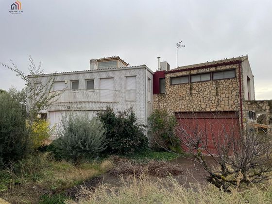 Foto 1 de Xalet en venda a Nuez de Ebro de 4 habitacions amb terrassa i piscina