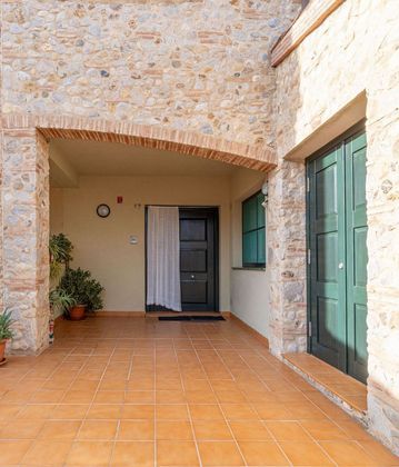 Foto 2 de Venta de casa en Torroella de Fluvià de 4 habitaciones con terraza y piscina