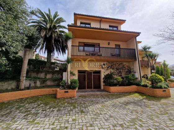 Foto 1 de Casa adossada en venda a Llanes de 4 habitacions amb terrassa i jardí