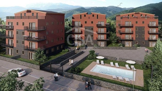 Foto 2 de Dúplex en venda a calle De Sant Ermengol de 3 habitacions amb terrassa i piscina