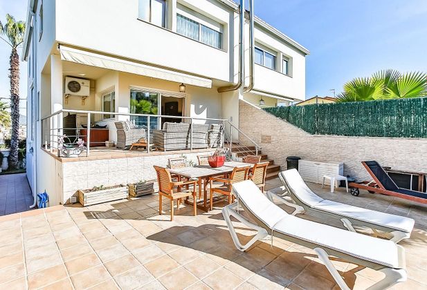 Foto 2 de Casa adossada en venda a Urbanitzacions del sud de 4 habitacions amb terrassa i piscina