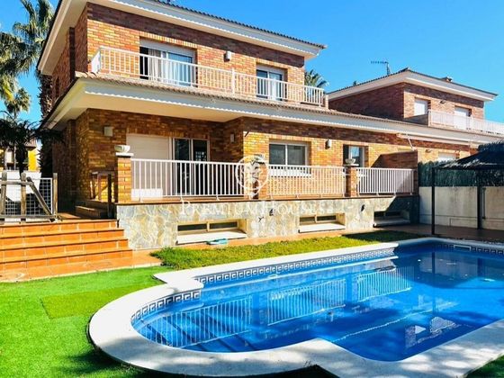 Foto 1 de Venta de casa adosada en Costa Daurada - Sant Gaietà de 4 habitaciones con terraza y piscina