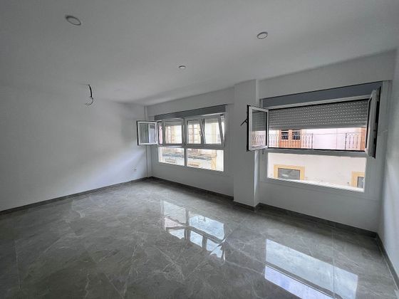 Foto 2 de Venta de piso en Centro - Almería de 2 habitaciones con aire acondicionado y ascensor