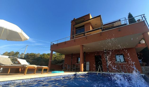 Foto 2 de Chalet en venta en calle De la Tramuntana de 5 habitaciones con terraza y piscina