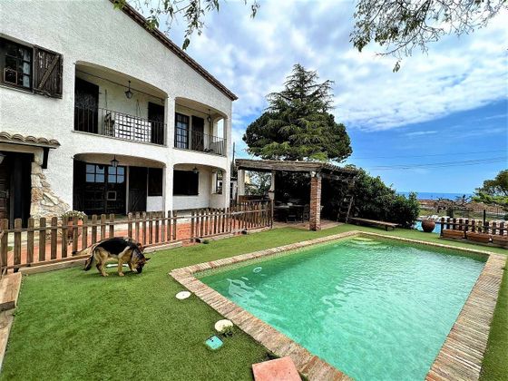 Foto 1 de Xalet en venda a pasaje Monturiol de 6 habitacions amb terrassa i piscina