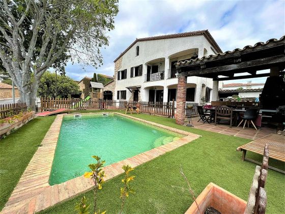 Foto 2 de Xalet en venda a pasaje Monturiol de 6 habitacions amb terrassa i piscina