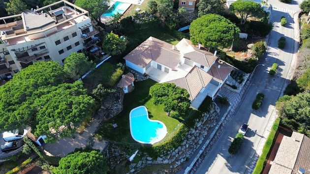Foto 2 de Xalet en venda a calle De la Ginesta de 6 habitacions amb terrassa i piscina