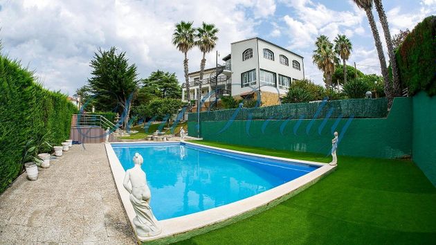 Foto 1 de Venta de chalet en calle Romaní de 6 habitaciones con terraza y piscina