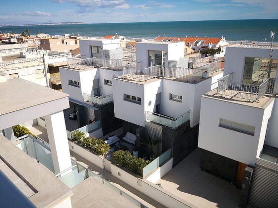 Foto 2 de Casa en venta en calle Chile de 3 habitaciones con terraza y piscina