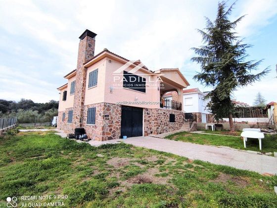 Foto 2 de Casa en venda a Aldea del Fresno de 4 habitacions amb garatge i jardí