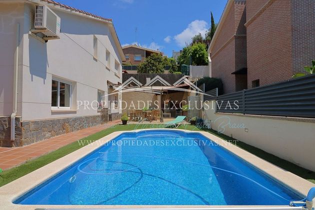 Foto 2 de Chalet en venta en calle Lluis Folch i Torres de 4 habitaciones con terraza y piscina
