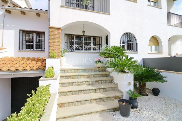 Foto 2 de Venta de casa adosada en calle Llobregat de 4 habitaciones con terraza y jardín