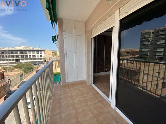 Foto 2 de Piso en alquiler en Águilas ciudad de 2 habitaciones con muebles y balcón