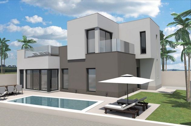 Foto 1 de Chalet en venta en Nueva Torrevieja - Aguas Nuevas de 3 habitaciones con terraza y piscina