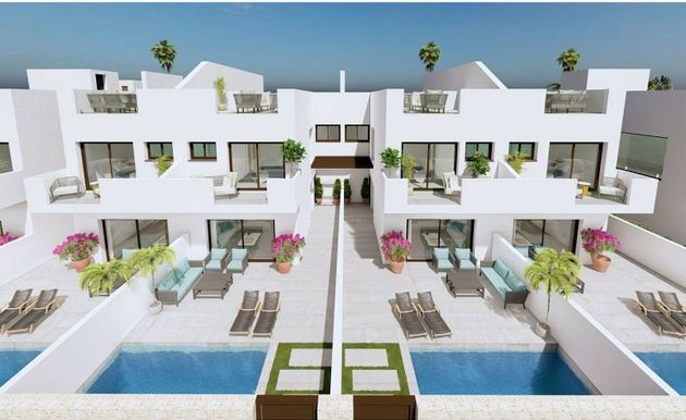 Foto 1 de Casa adosada en venta en Torre de la Horadada de 4 habitaciones con terraza y piscina