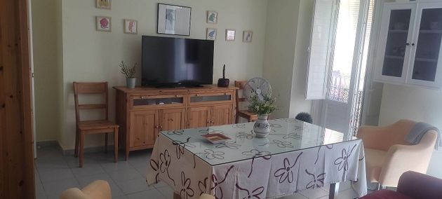 Foto 1 de Pis en lloguer a Casco Antiguo - Centro de 1 habitació amb mobles i balcó