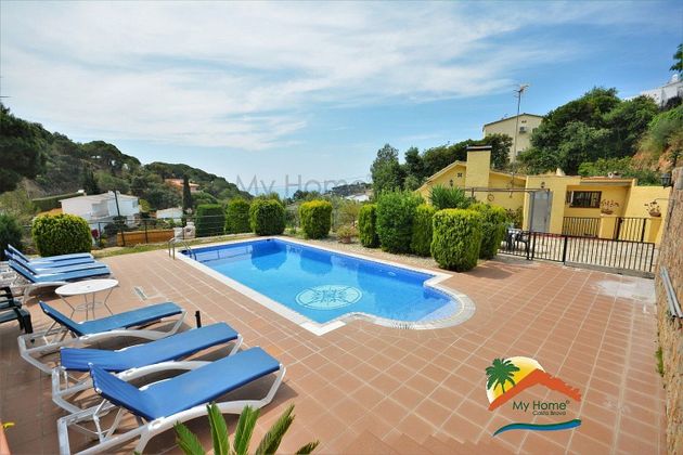 Foto 2 de Casa adossada en venda a calle Escorpio de 6 habitacions amb terrassa i piscina