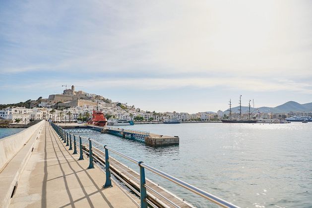 Foto 1 de Alquiler de local en Dalt de la Vila - La Marina con terraza