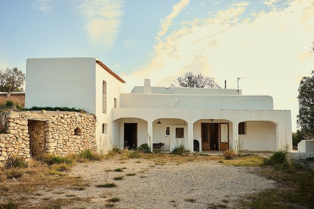 Foto 2 de Casa rural en venta en Sant Joan de Labritja de 4 habitaciones con terraza y jardín